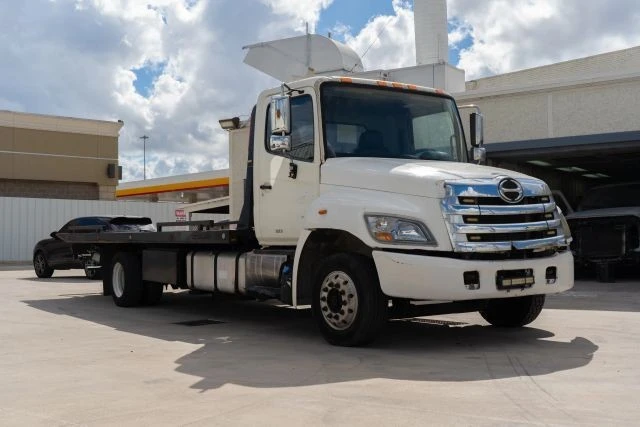 2011 Hino - Image 4 of 21