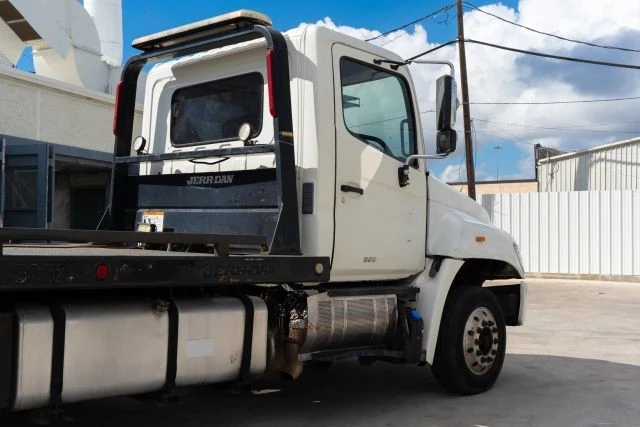 2011 Hino - Image 5 of 21