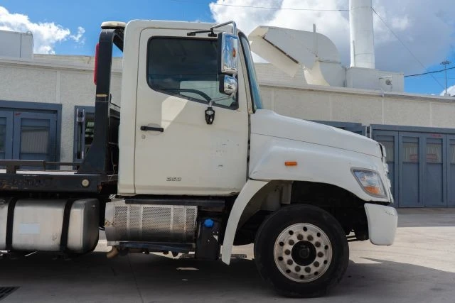 2011 Hino - Image 6 of 21