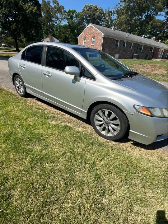 2011 Honda Civic 8th Gen - Image 2 of 8