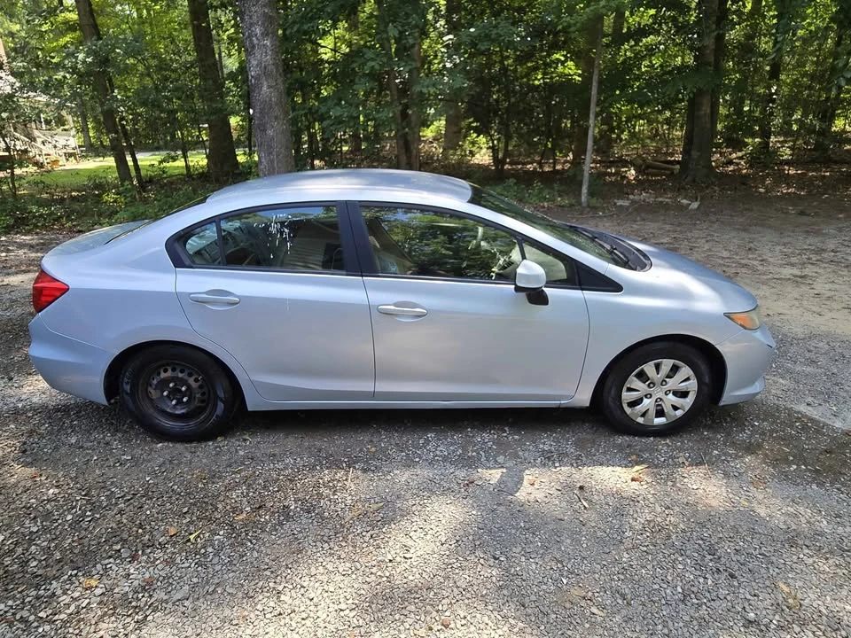2011 Honda Civic 8th Gen - Image 2 of 11