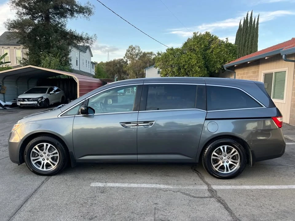 2011 Honda Odyssey - Image 2 of 19