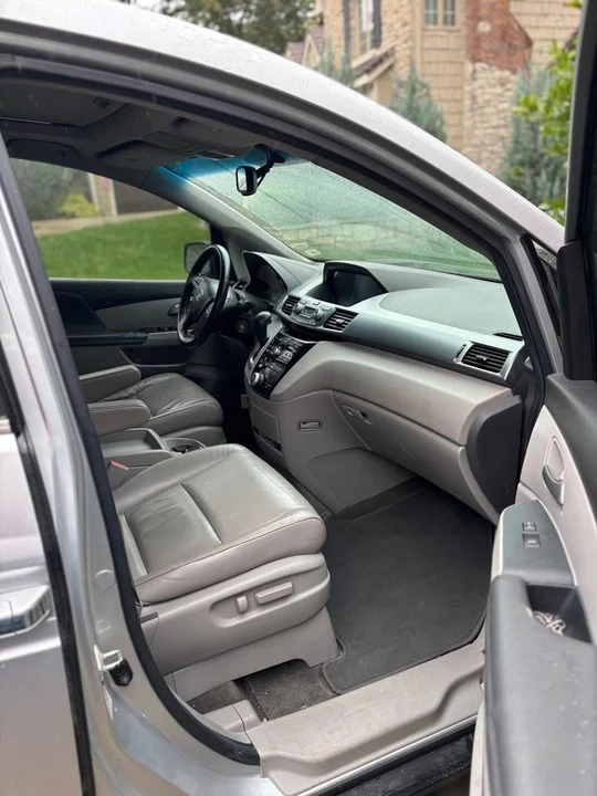 2011 Honda Odyssey - Image 2 of 10