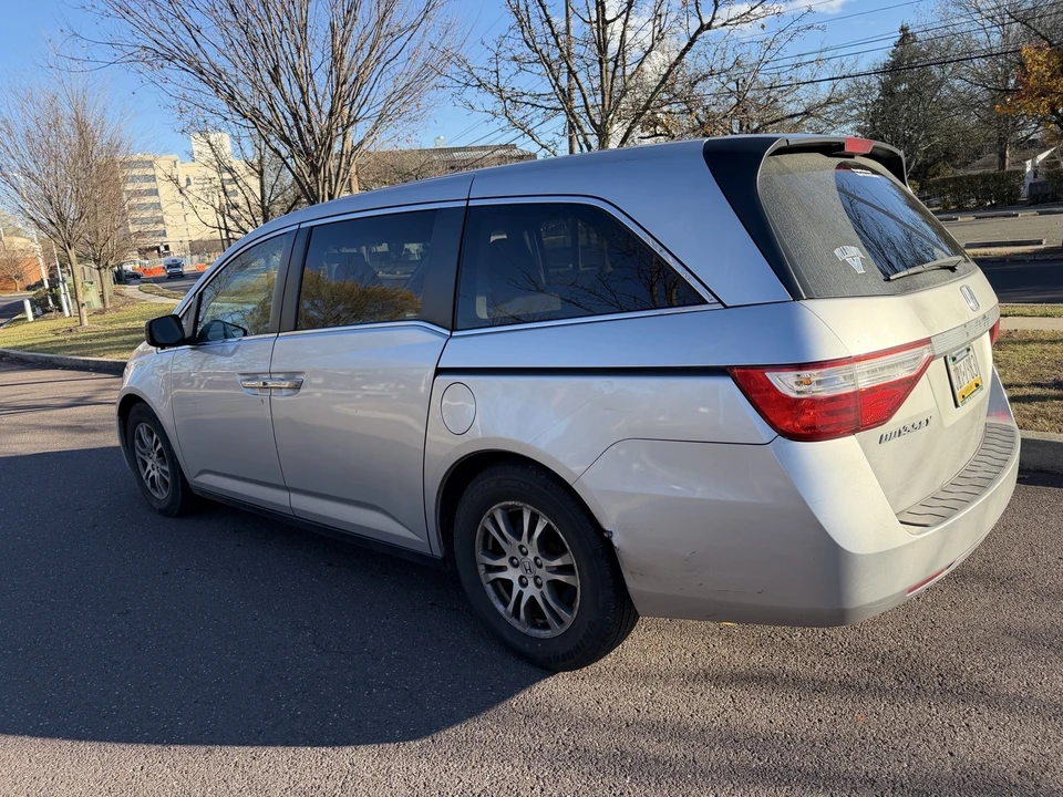 2011 Honda Odyssey - Image 3 of 11