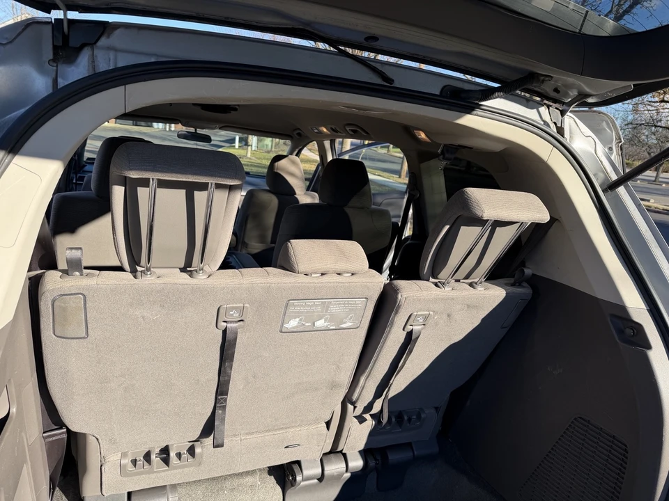 2011 Honda Odyssey - Image 8 of 11