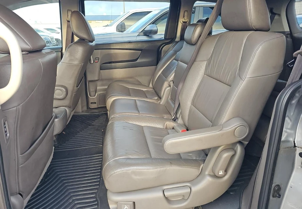 2011 Honda Odyssey - Image 15 of 17