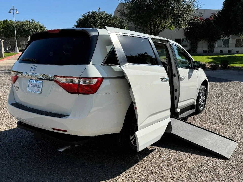 2011 Honda Odyssey - Image 2 of 15