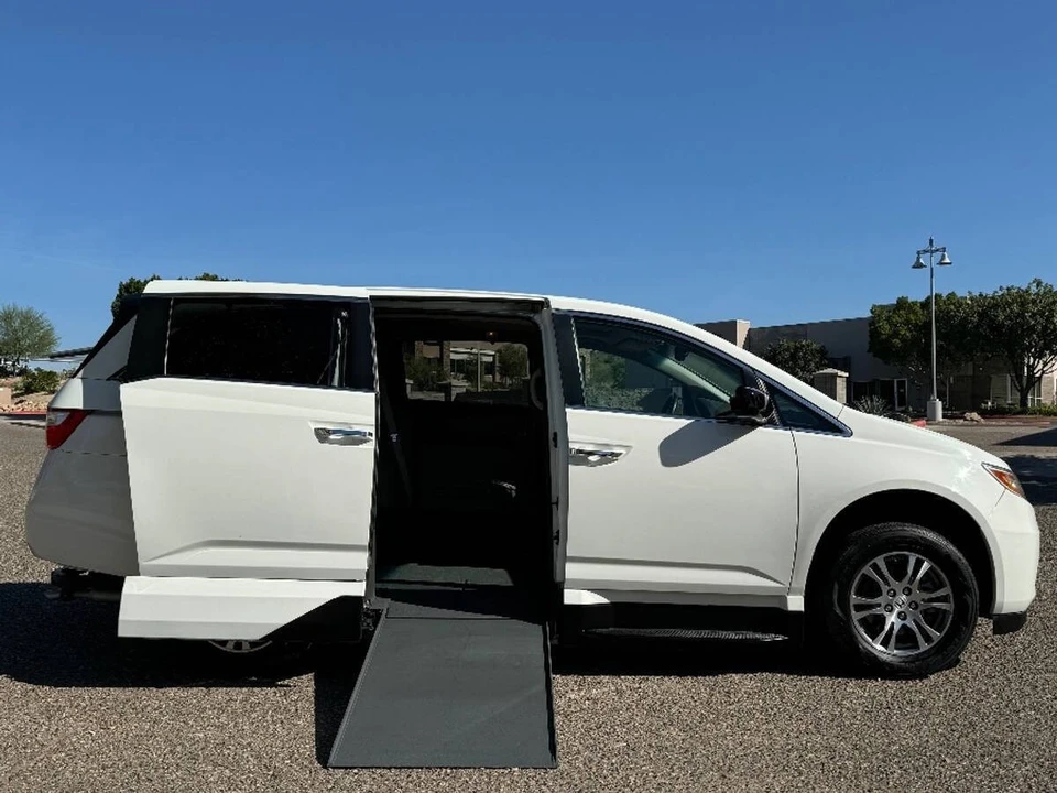 2011 Honda Odyssey - Image 3 of 15