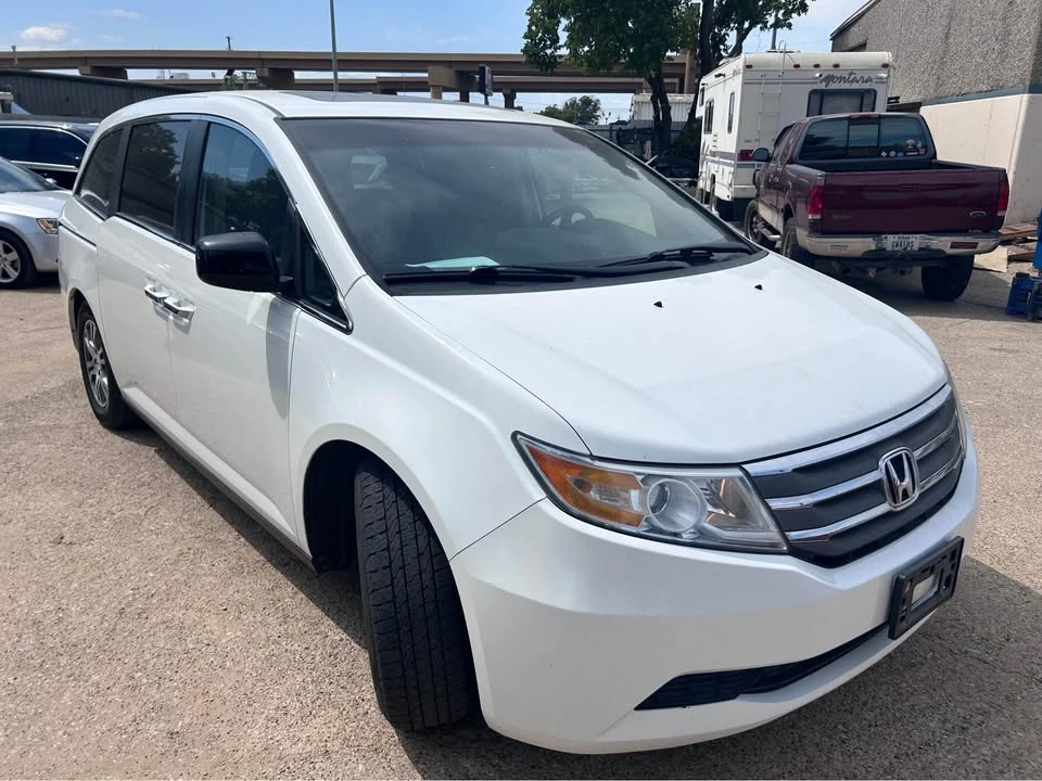2011 Honda Odyssey - Image 2 of 16