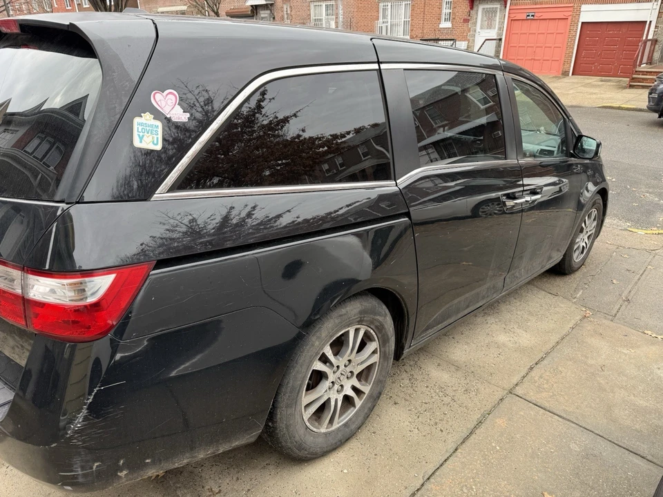 2011 Honda Odyssey - Image 2 of 11