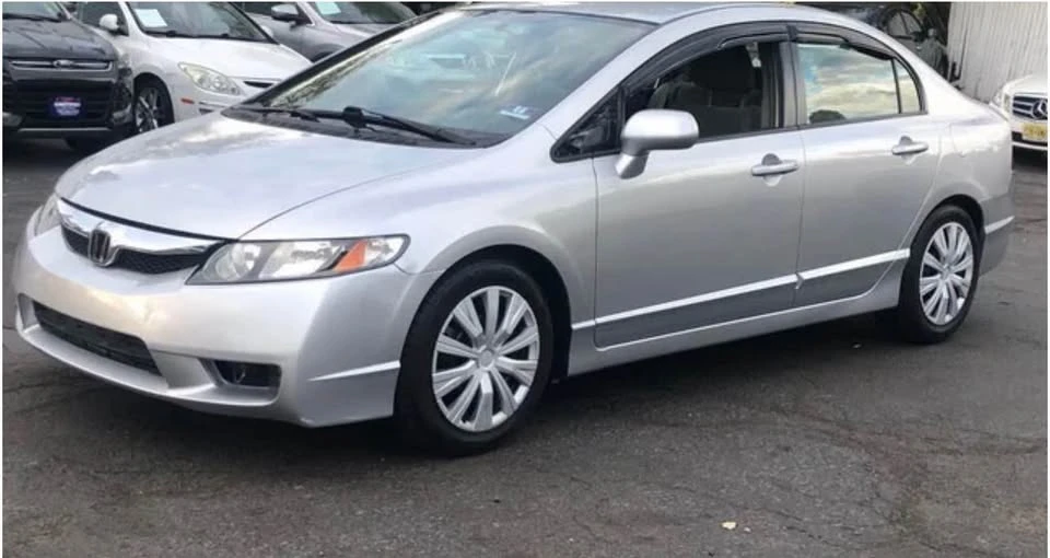 2011 Honda Civic 8th Gen - Image 2 of 8