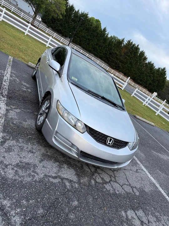2011 Honda Civic 8th Gen - Image 2 of 7