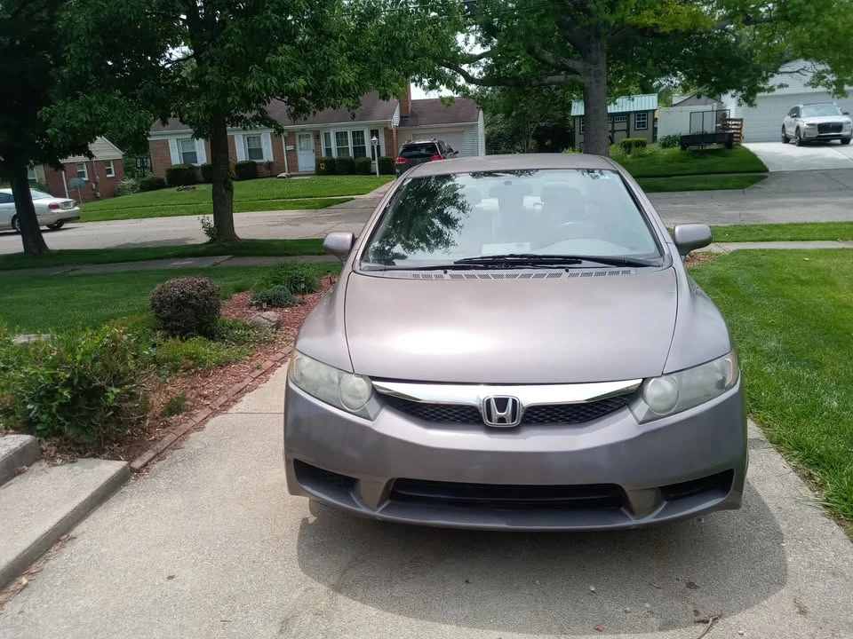 2011 Honda Civic 8th Gen - Image 2 of 4