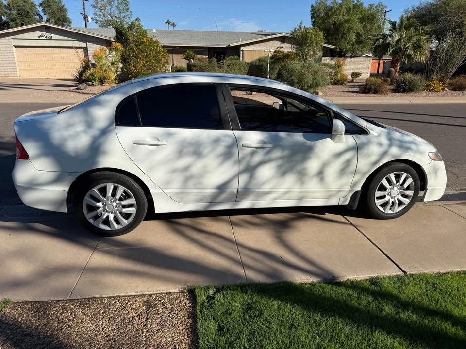 2011 Honda Civic 8th Gen - Image 2 of 4