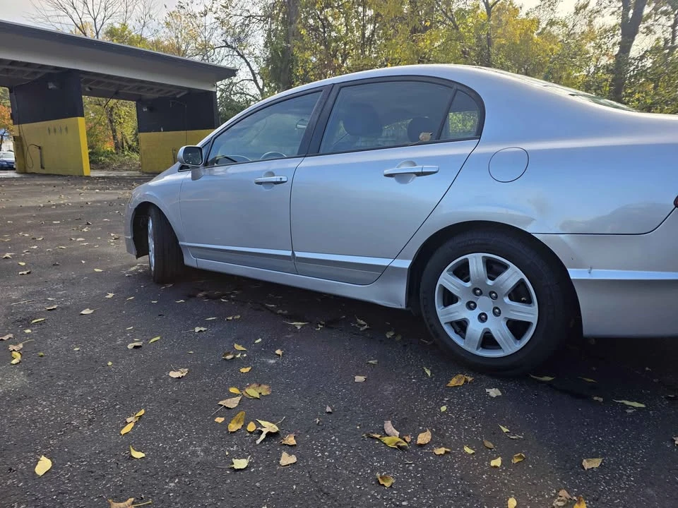 2011 Honda Civic 8th Gen - Image 2 of 3