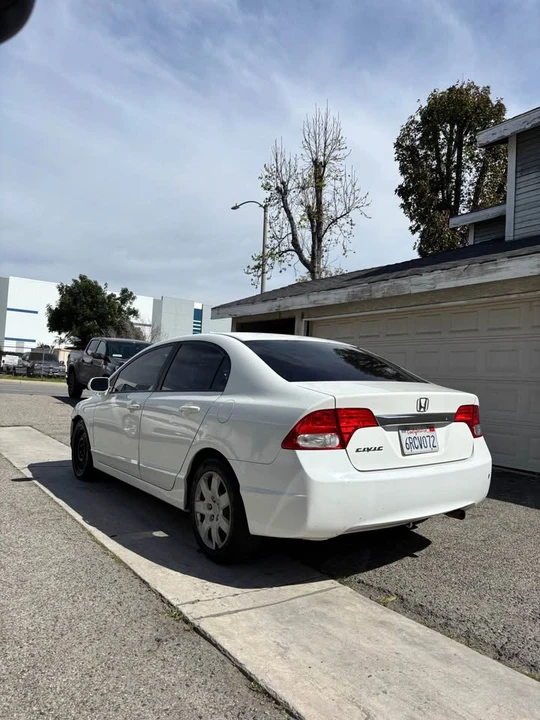 2011 Honda Civic 8th Gen - Image 2 of 8