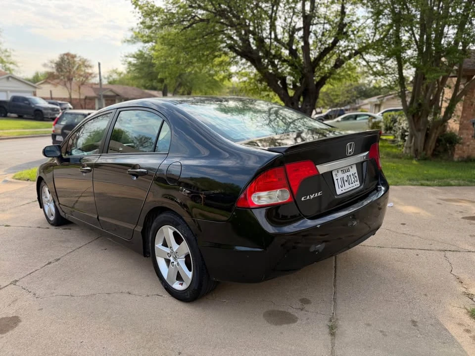 2011 Honda Civic 8th Gen - Image 2 of 8