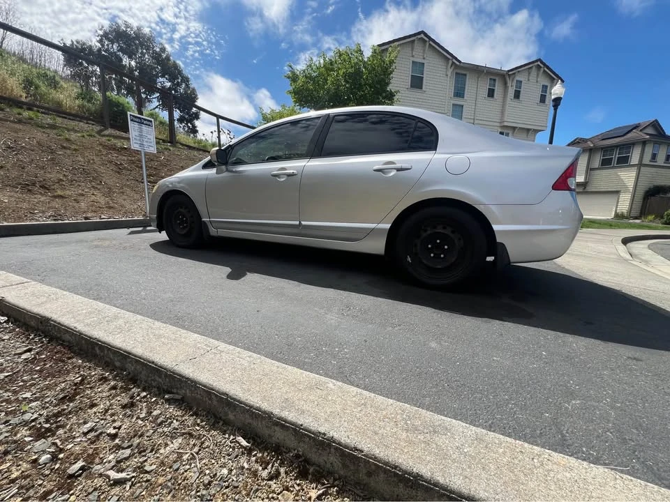 2011 Honda Civic 8th Gen - Image 2 of 6