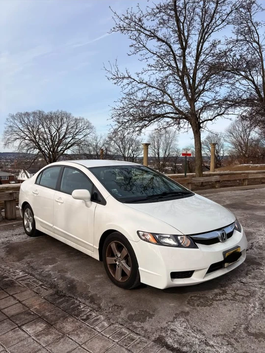 2011 Honda Civic 8th Gen - Image 2 of 6