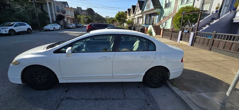 2011 Honda Civic 8th Gen - Image 3 of 9