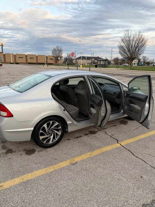 2011 Honda Civic 8th Gen - Image 5 of 11
