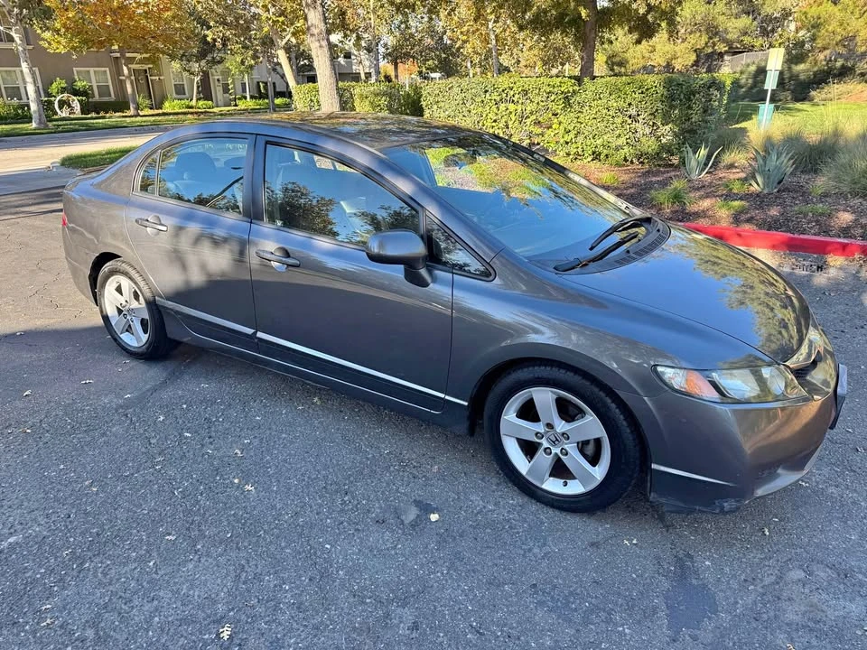 2011 Honda Civic 8th Gen - Image 2 of 9