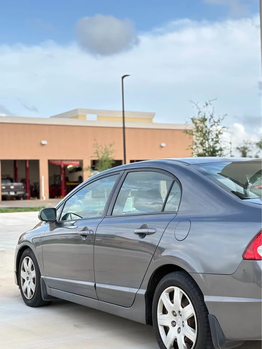 2011 Honda Civic 8th Gen - Image 5 of 17