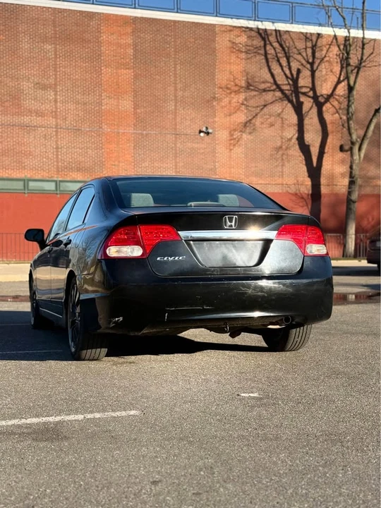 2011 Honda Civic 8th Gen - Image 8 of 16
