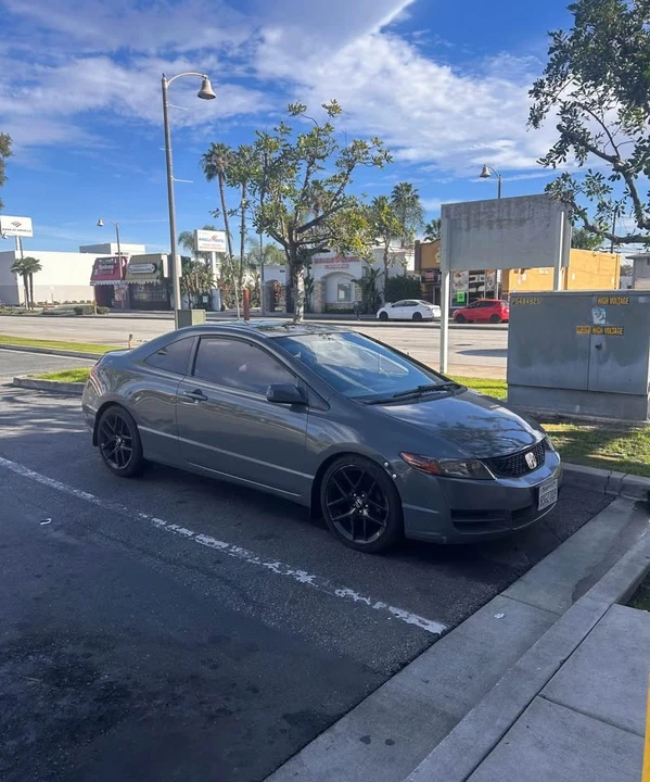 2011 Honda Civic 8th Gen - Image 2 of 2