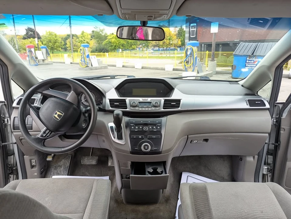 2011 Honda Odyssey - Image 11 of 17