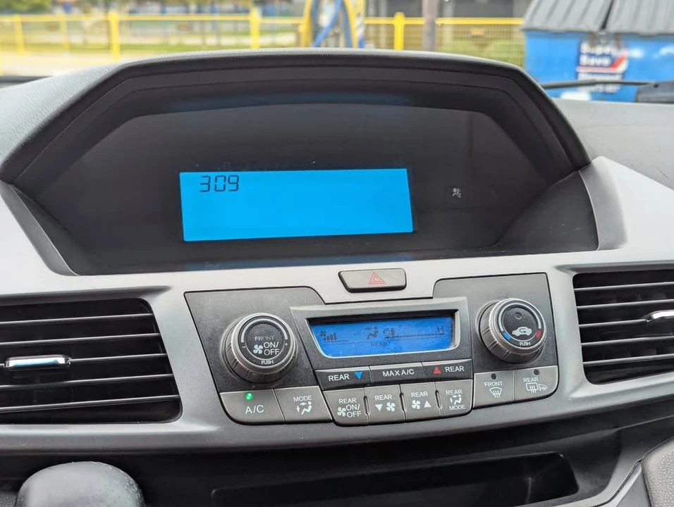 2011 Honda Odyssey - Image 14 of 17