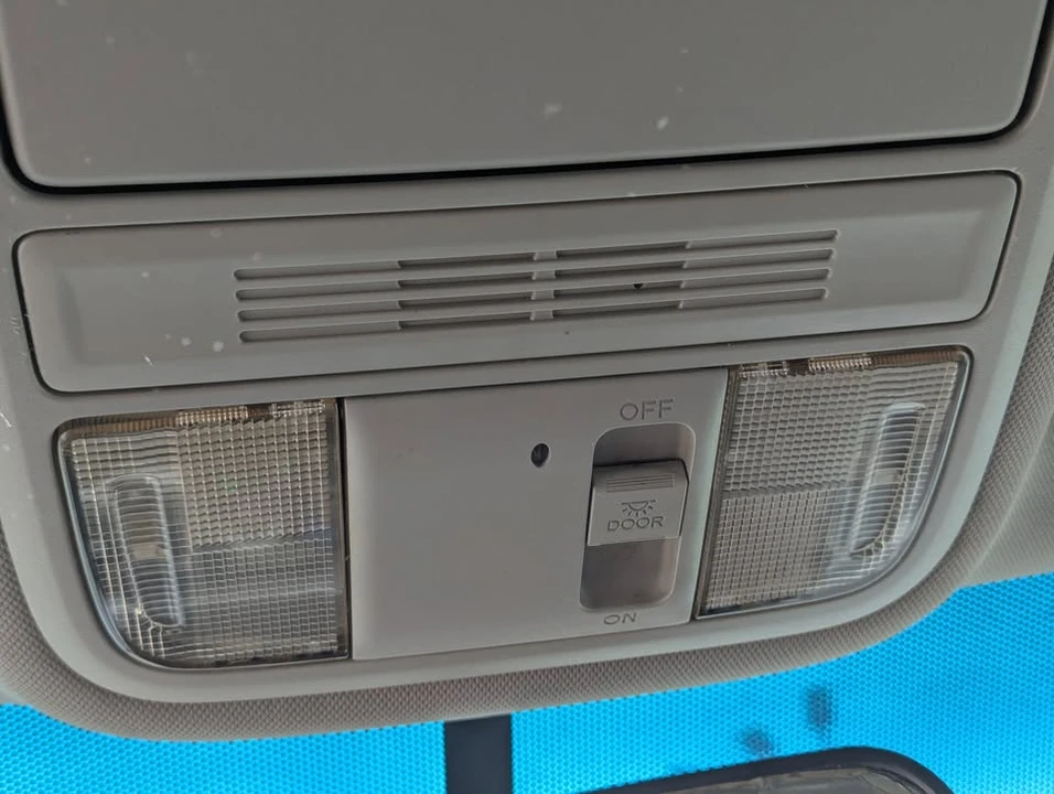 2011 Honda Odyssey - Image 15 of 17