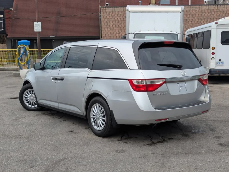 2011 Honda Odyssey - Image 2 of 17