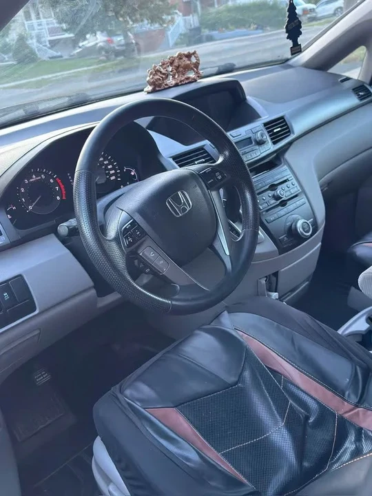 2011 Honda Odyssey - Image 2 of 3