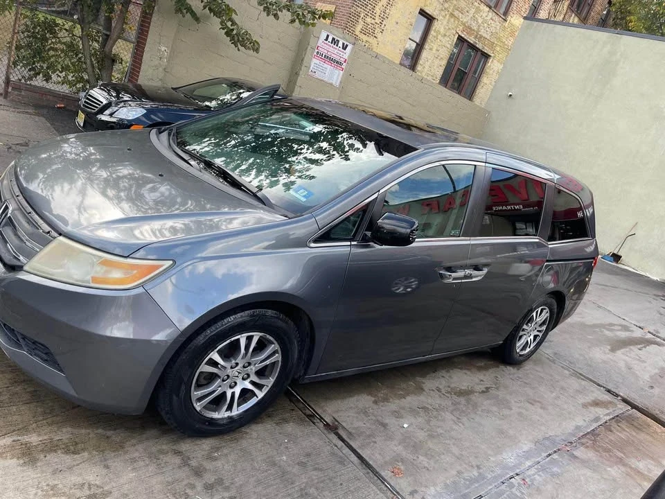 2011 Honda Odyssey - Image 2 of 6