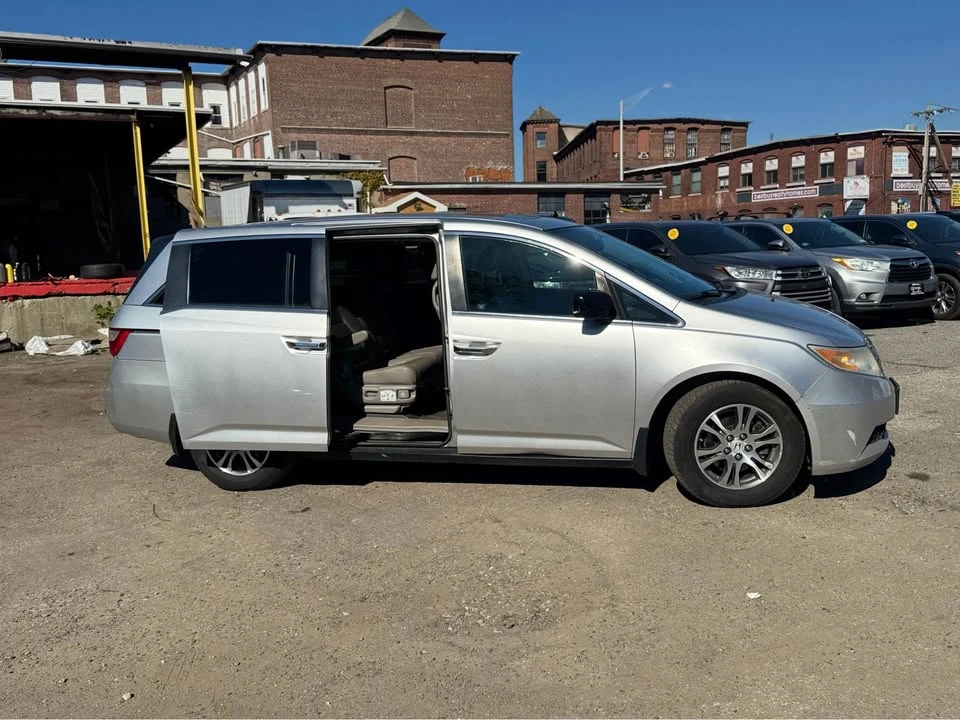 2011 Honda Odyssey - Image 8 of 14