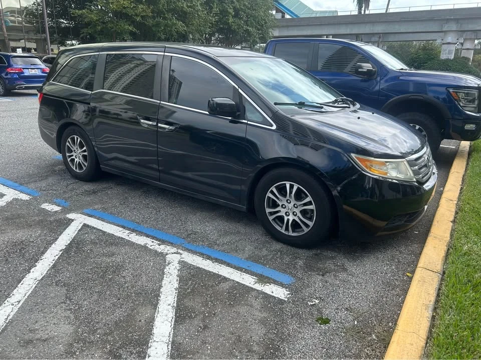 2011 Honda Odyssey - Image 3 of 5
