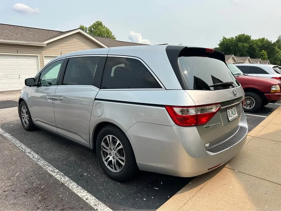 2011 Honda Odyssey - Image 2 of 10