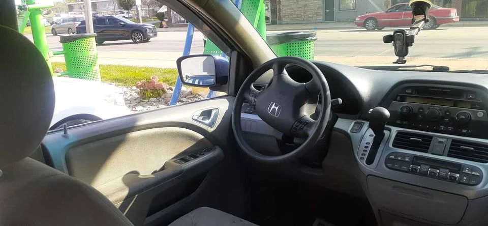 2011 Honda Odyssey - Image 15 of 16