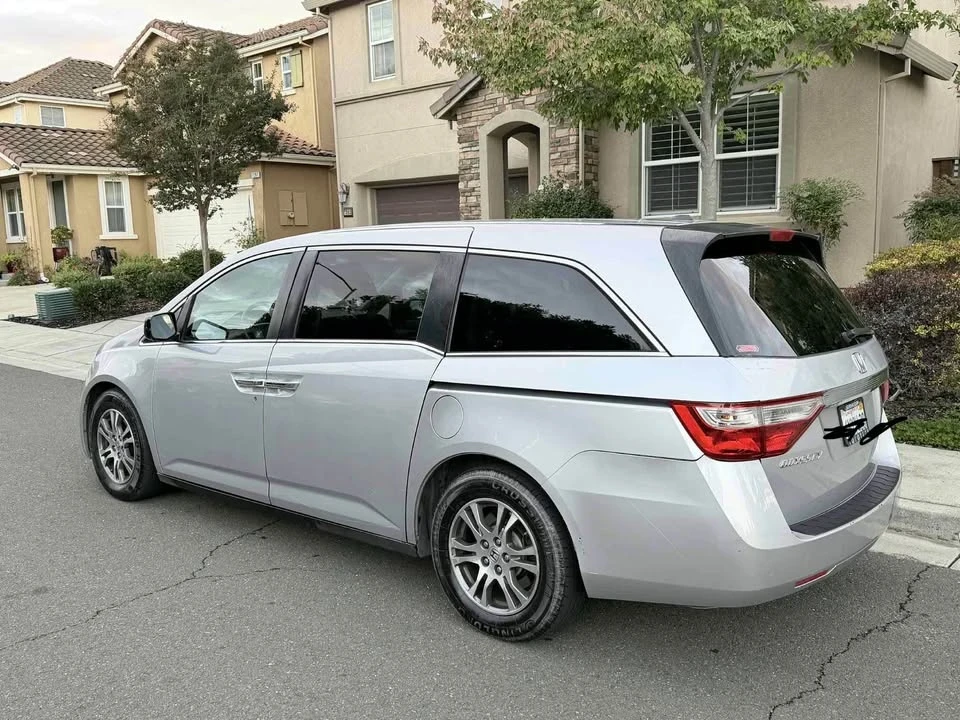2011 Honda Odyssey - Image 2 of 13