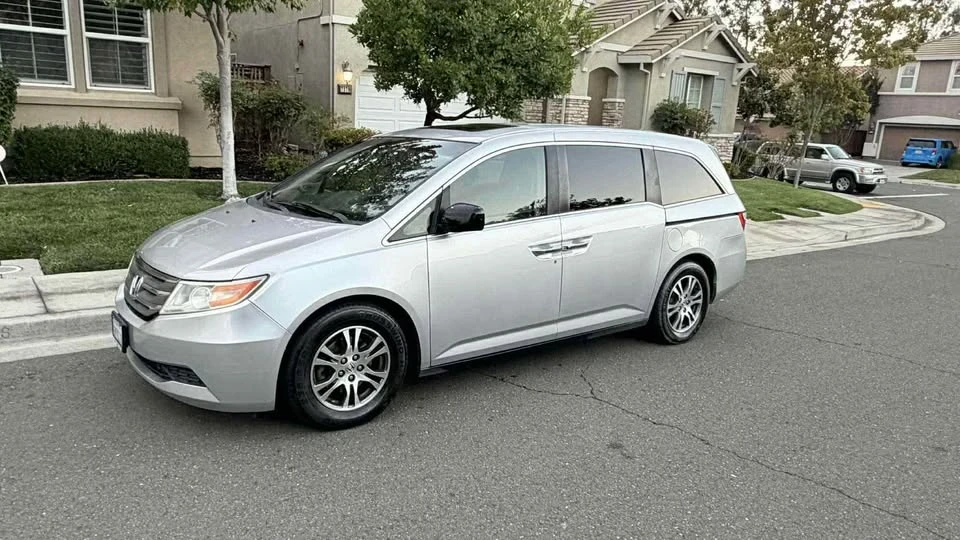 2011 Honda Odyssey - Image 2 of 10