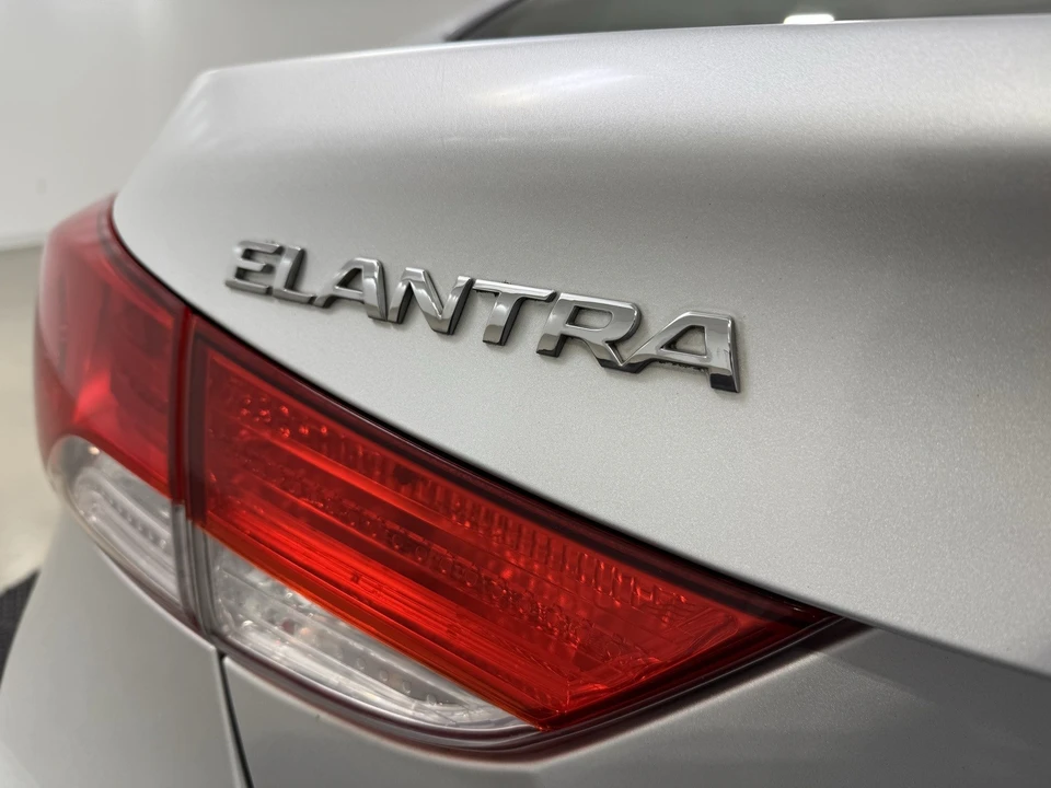 2011 Hyundai Elantra - Image 10 of 12
