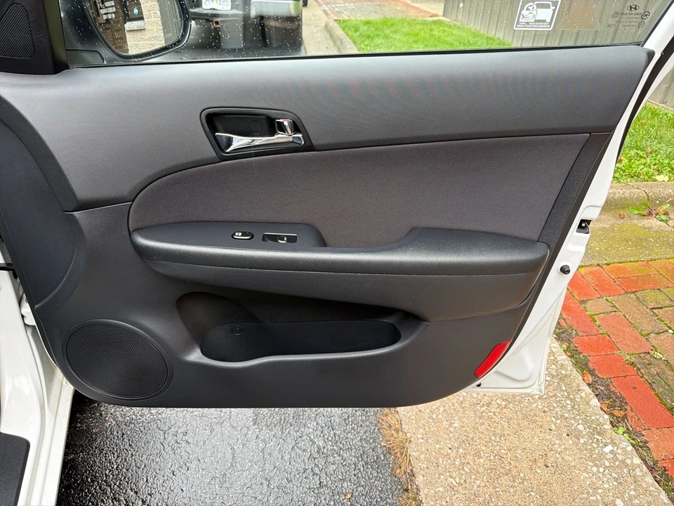 2011 Hyundai Elantra - Image 17 of 18