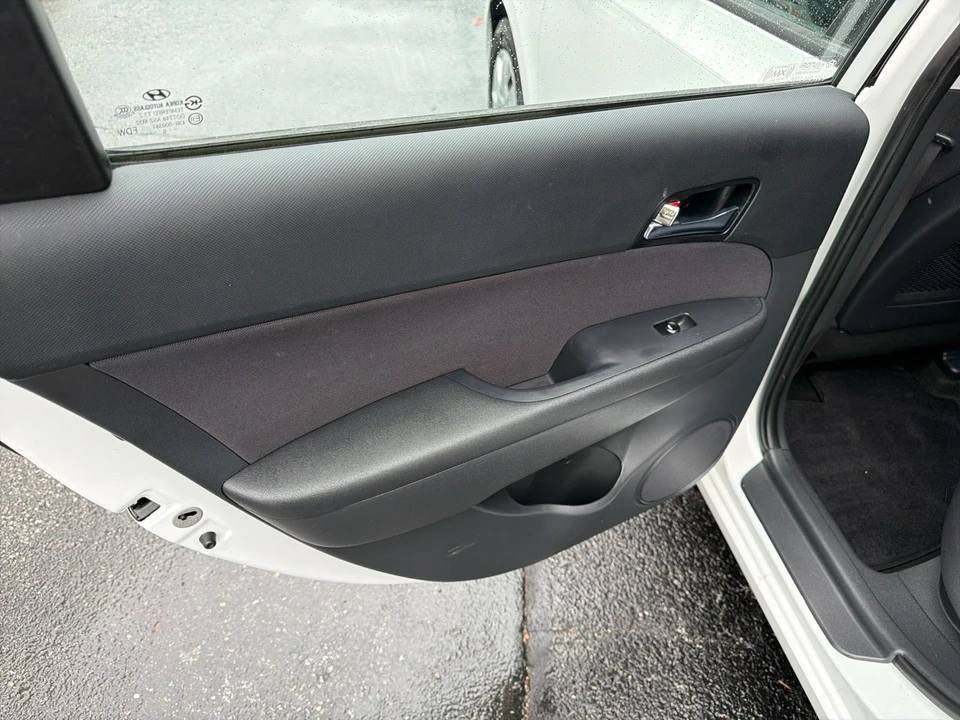 2011 Hyundai Elantra - Image 11 of 18