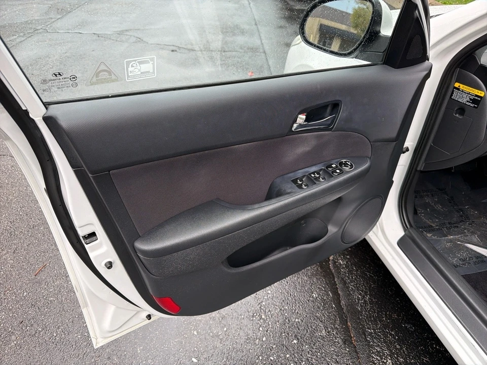 2011 Hyundai Elantra - Image 9 of 18