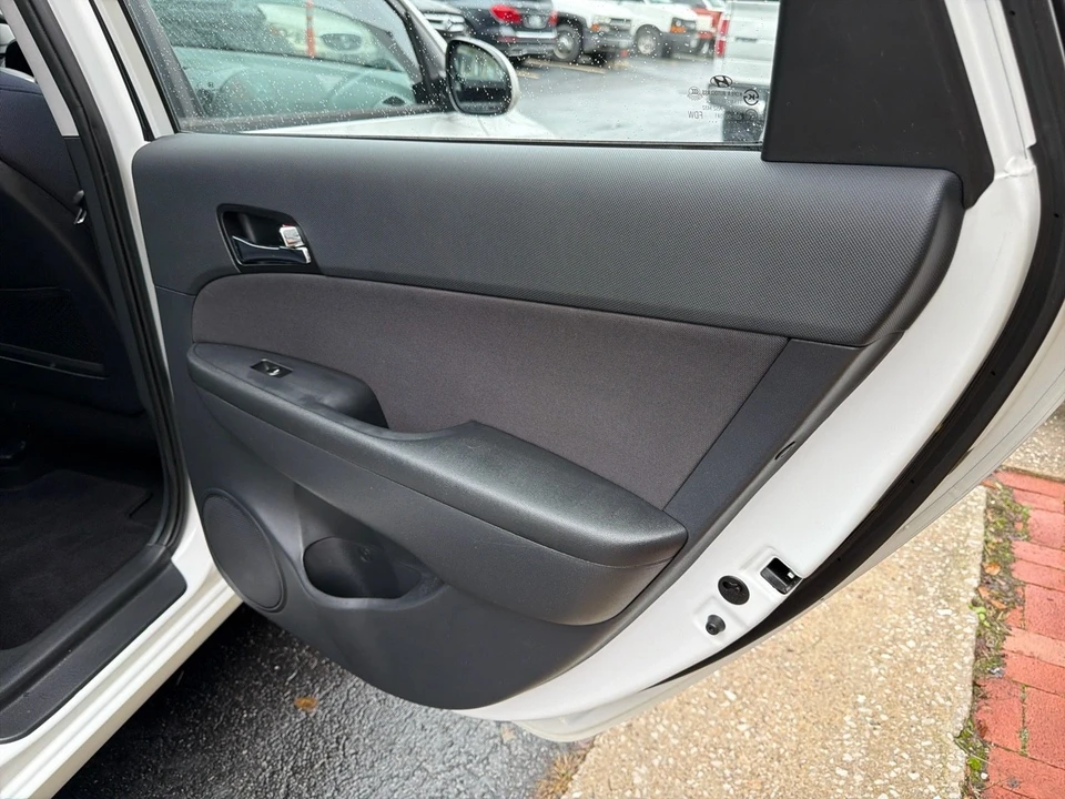 2011 Hyundai Elantra - Image 14 of 18