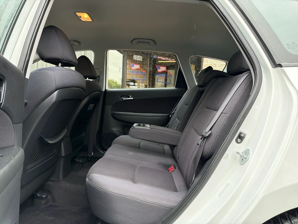 2011 Hyundai Elantra - Image 10 of 18