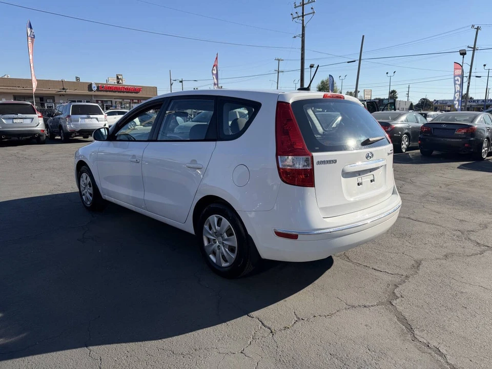 2011 Hyundai Elantra - Image 4 of 17