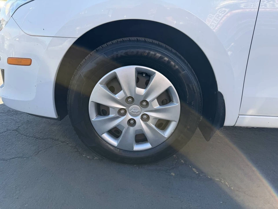 2011 Hyundai Elantra - Image 16 of 17