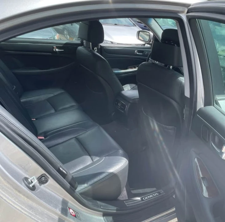 2011 Hyundai Genesis - Image 13 of 17
